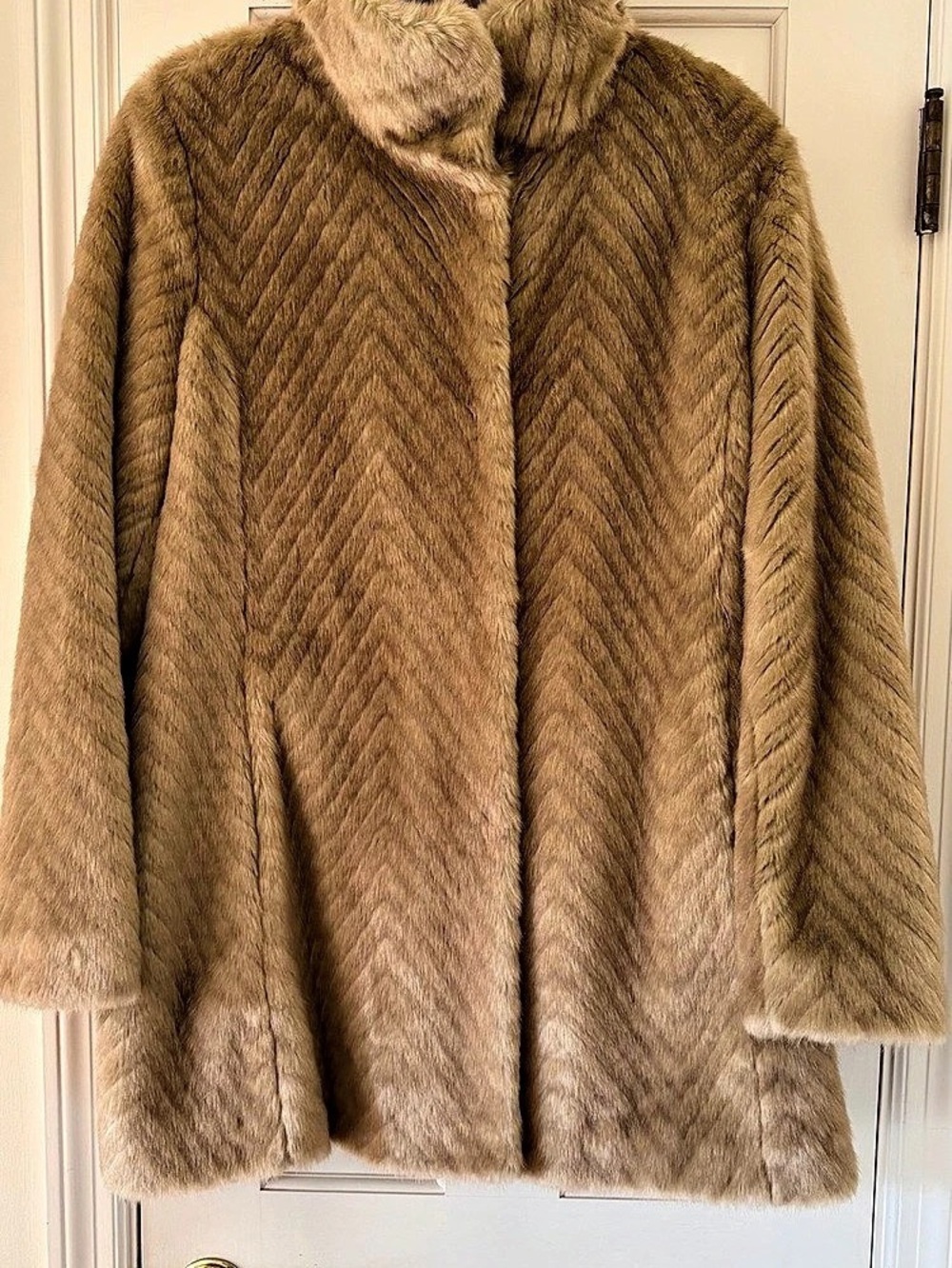 Jones New York Faux Fur Chevron Coat Size Medium Like New
